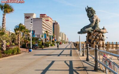 la_statua_di_nettuno_sul_lungomare_di_virginia_beach_usa