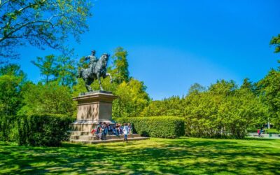 la_statua_di_re_vittorio_emanuele_ii_a_cavallo_presso_i_giardini_margherita_di_bologna