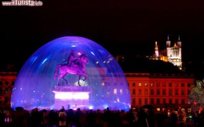 la_statua_equestre_di_luigi_xiv_in_piazza_bellecour_by_night_a_lione