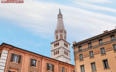 la_torre_della_ghirlandina_fotografata_dal_centro_di_modena
