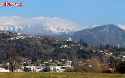le_alpi_giulie_fanno_da_cornice_al_paesaggio_di_tarcento_in_friuli_venezia_giulia