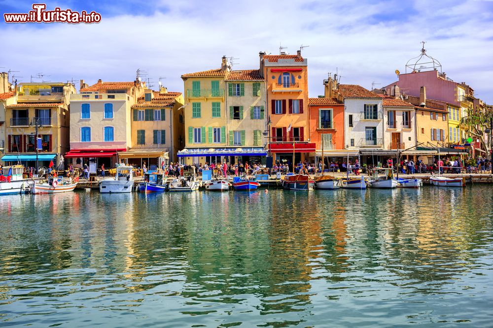 le_case_colorate_del_porto_di_cassis_in_francia