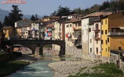 le_case_di_rocca_san_casciano_e_il_fiume_montone_in_romagna
