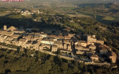 le_case_medievali_del_centro_storico_di_casole_d_elsa_toscana