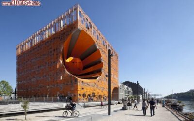 le_cube_orange_alla_confluence_di_lione_francia