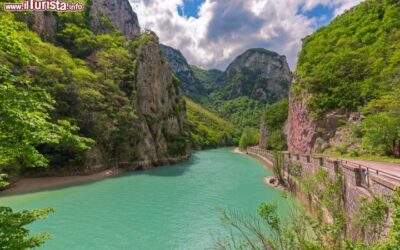 le_gole_del_furlo_a_acqualagna_il_lago_formato_dal_lago_candigliano