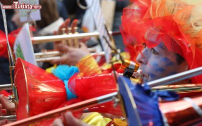 le_guggen_le_tipiche_bande_musicale_di_strada_rallegrano_il_carnevale_di_biasca_nel_canton_ticino