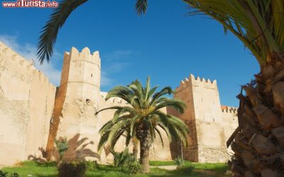 le_mura_con_torri_della_medina_di_sfax_tunisia_in_una_bella_giornata_di_sole