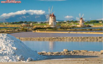 le_saline_e_i_mulini_dello_riserva_naturale_dello_stagnone_vicino_a_marsala_sicilia_occidentale
