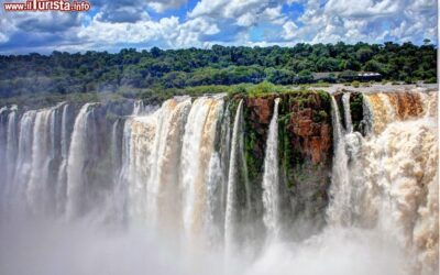 le_spettacolari_cascate_dell_iguazu_al_confine_tra_brasile_ed_argentina