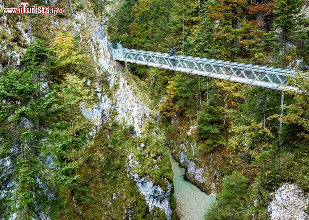 leutaschklamm_la_gola_degli_spiriti_e_il_ponte_sospeso_al_confine_tra_austria_e_germania