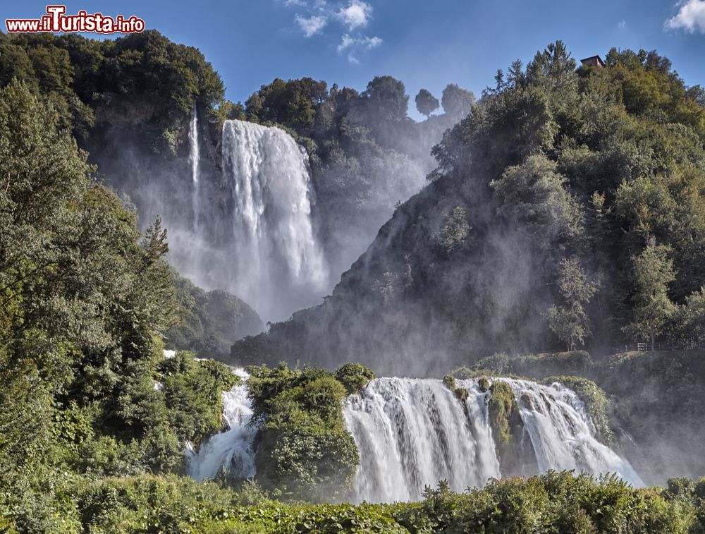 lo_spettacolare_salto_artificale_della_cascata_delle_marmore_a_terni_in_umbria