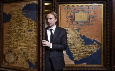 DAN BROWN