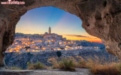 Panorama di Matera e suoi Sassi e la profonda Gravina