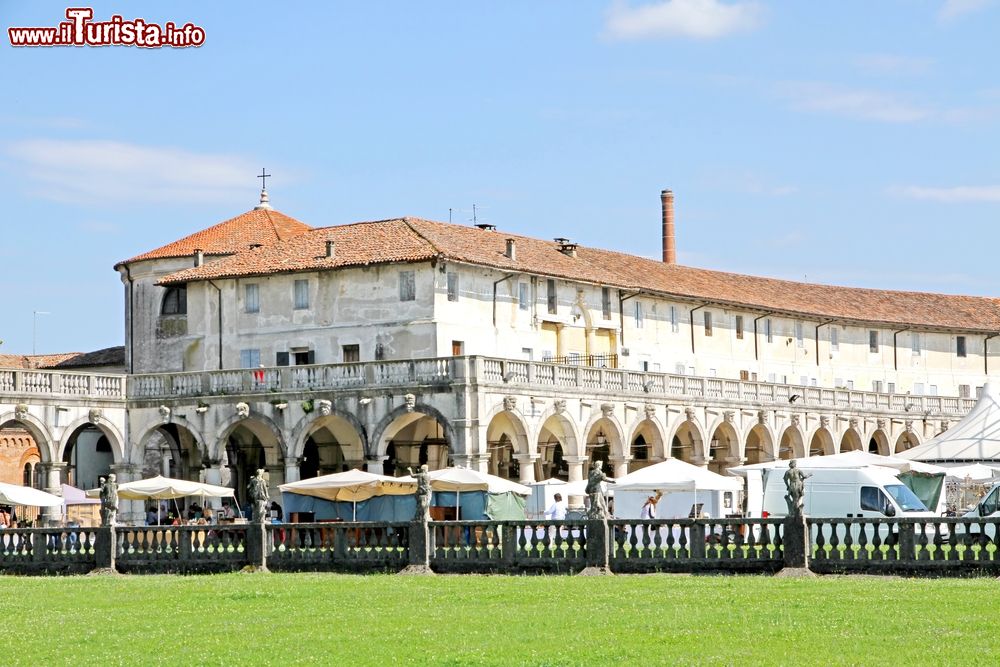 mercatino_di_piazzola_sul_brenta_vicino_a_villa_contarini_veneto-1