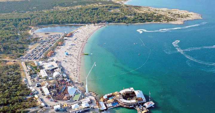 mov01m-Zrce-spiaggia-disco