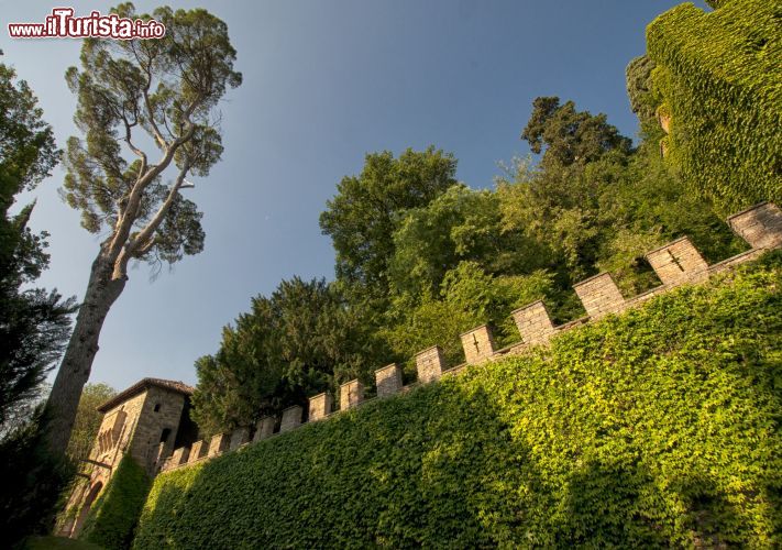 mura_di_cinta_del_castello_della_pallotta_a_caldarola_marche