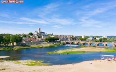 nevers_e_il_fiume_della_loira_fotografati_in_estate_francia