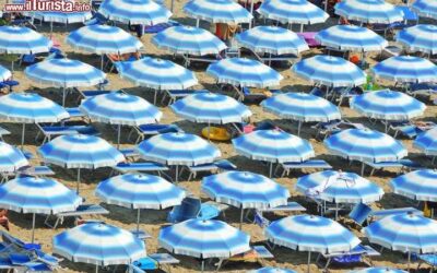 ombrelloni_aperti_durante_agosto_in_un_bagno_di_lido_degli_estensi