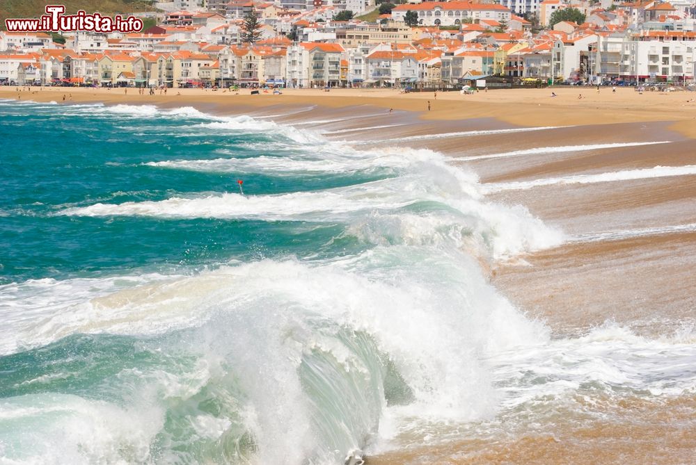 Surf sulle onde di Nazarè in Portogallo