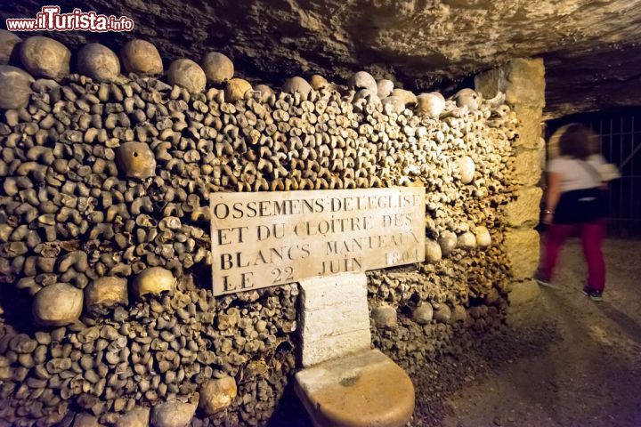 La Parigi sotterranea delle Catacombe: tra ossari, gallerie e antichi passaggi