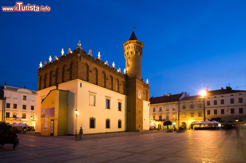 panorama_by_night_del_palazzo_municipale_di_tarnow_polonia