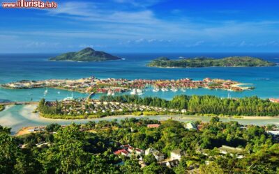 panorama_dallalto_di_victoria_della_costa_dellisola_di_eden_seychelles