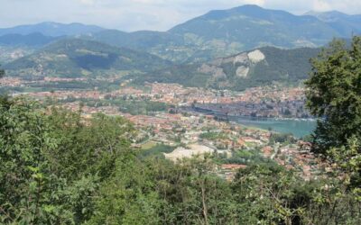 panorama_di_paratico_e_la_vicina_sarnico_sul_lago_di_iseo