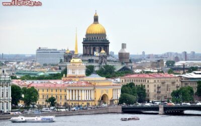 panorama_fiume_neva_e_san_pietroburgo_con_palazzo_dell_ammiragliato