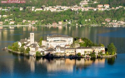 panorama_isola_di_san_giulio_sul_lago_d_orta_in_piemonte