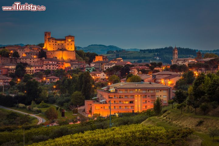 panorama_notturno_del_castello_di_longiano_emilia_romagna