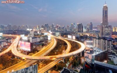 panorama_notturno_del_centro_moderno_di_bangkok_in_thailandia