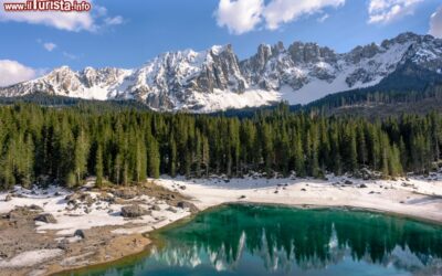 panorama_primaverile_dellincantevole_lago_di_carezza_e_il_massiccio_del_latemar_sullo_sfondo