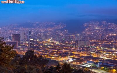 panorama_serale_di_medellin_dallalto_colombia