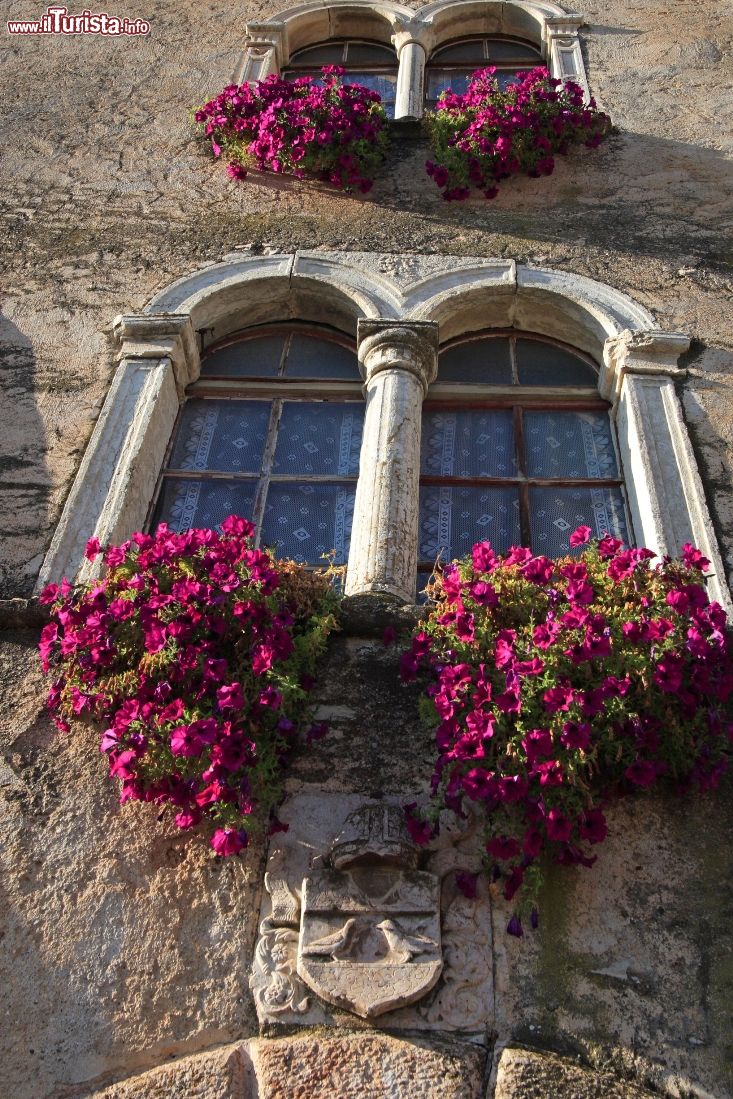 particolare_architettonico_del_borgo_di_casez_in_trentino