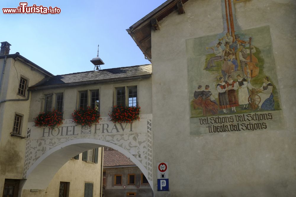 particolare_dello_storico_hotel_fravi_di_andeer_in_svizzera_canton_dei_grigioni
