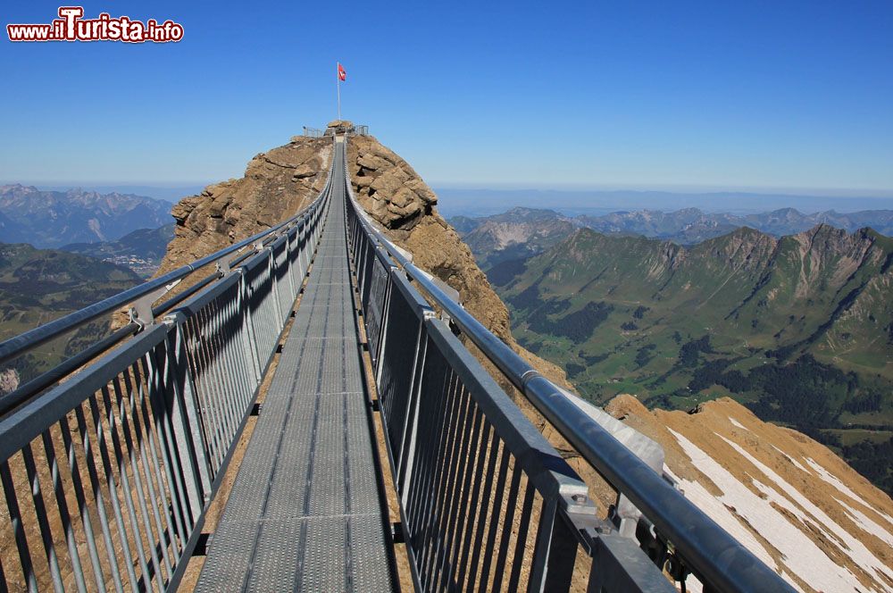 Il ponte sospeso di Peak Walk nel comprensorio Glacier 3000 in Svizzera