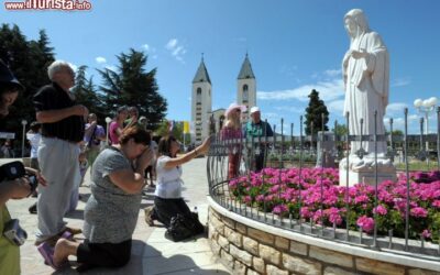 pellegrini_in_preghiera_nel_piazzale_della_chiesa_di_medjugorje-1