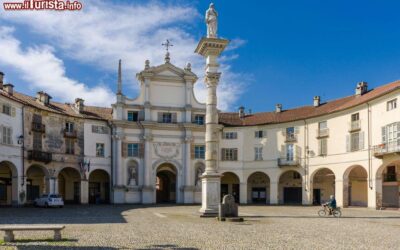 piazza_dell_annunziata_nel_borgo_antico_di_venaria_reale_in_piemonte
