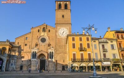 piazza_della_vittoria_a_lodi_e_cattedrale