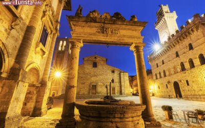 piazza_grande_in_montepulciano_ed_un_antico_pozzo_fotografato_di_notte