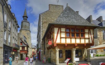 piazza_in_centro_a_dinan_borgo_bretagna