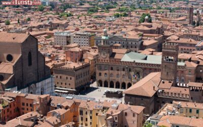 piazza_maggiore_fotografata_dalla_torre_degli_asinelli_nel_centro_di_bologna