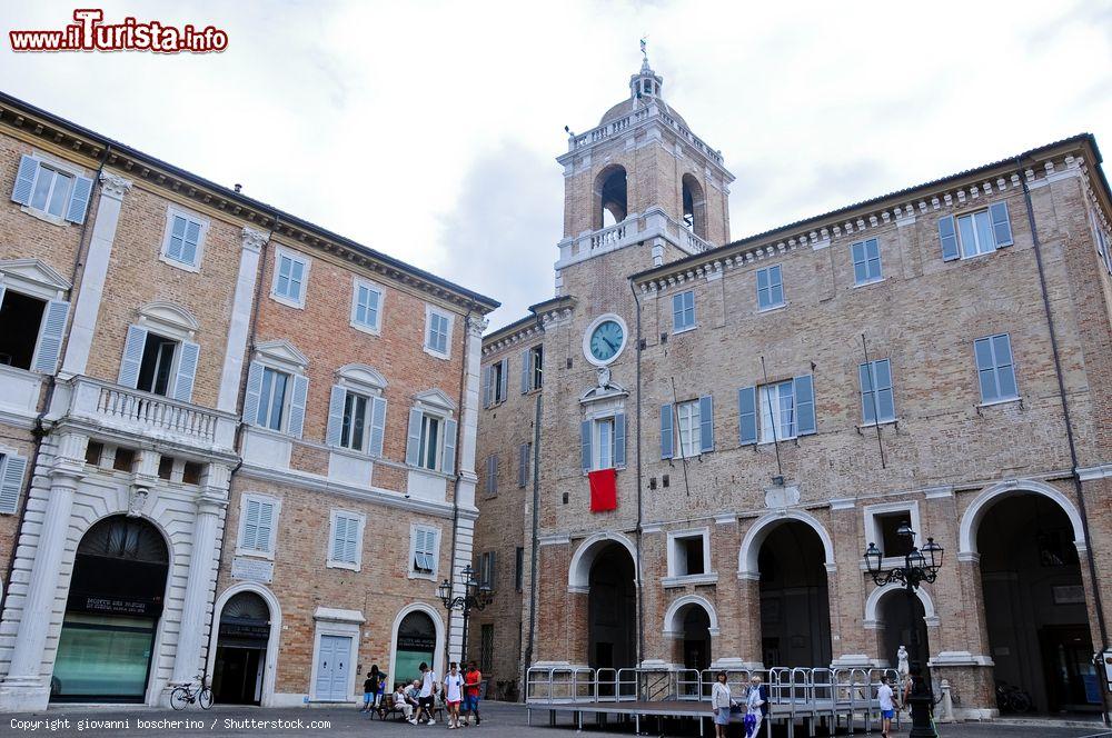 Piazza Roma a Senigallia: la Fontana del Nettuno e il Palazzo del Governo