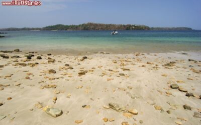 pietre_sulla_spiaggia_di_contadora_island_panama
