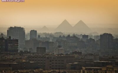 piramidi_di_giza_sullo_sfondo_de_il_cairo_egitto