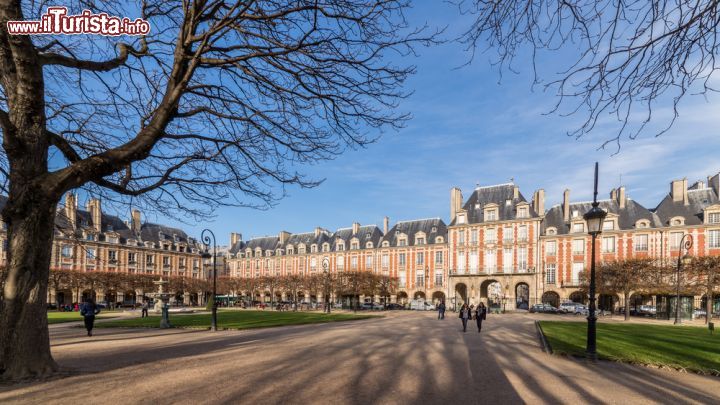 Place des Vosges, la storia e le attrazioni della piazza più antica di Parigi