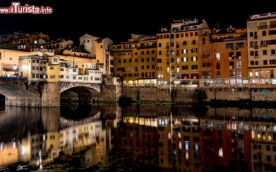 ponte_vecchio_e_la_magia_notturna_di_firenze_che_si_specchia_nel_fiume_arno