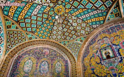 ricco_soffitto_rivestito_in_ceramica_al_golestan_palace_di_tehran