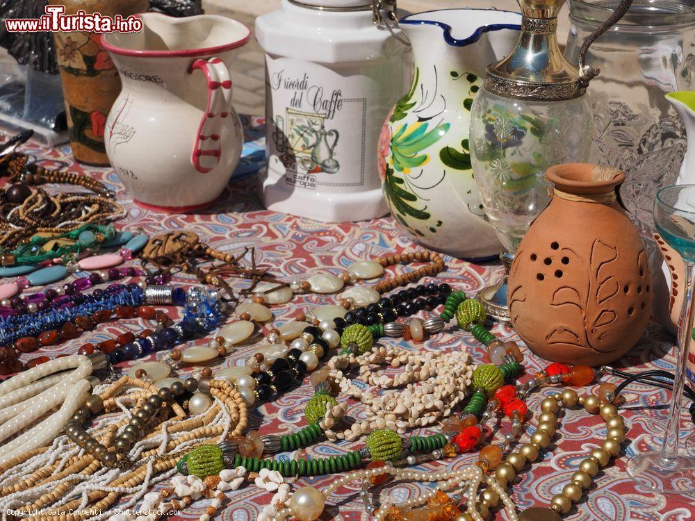 rovistando_in_soffitta_il_mercatino_dell_usato_a_piombino_in_toscana